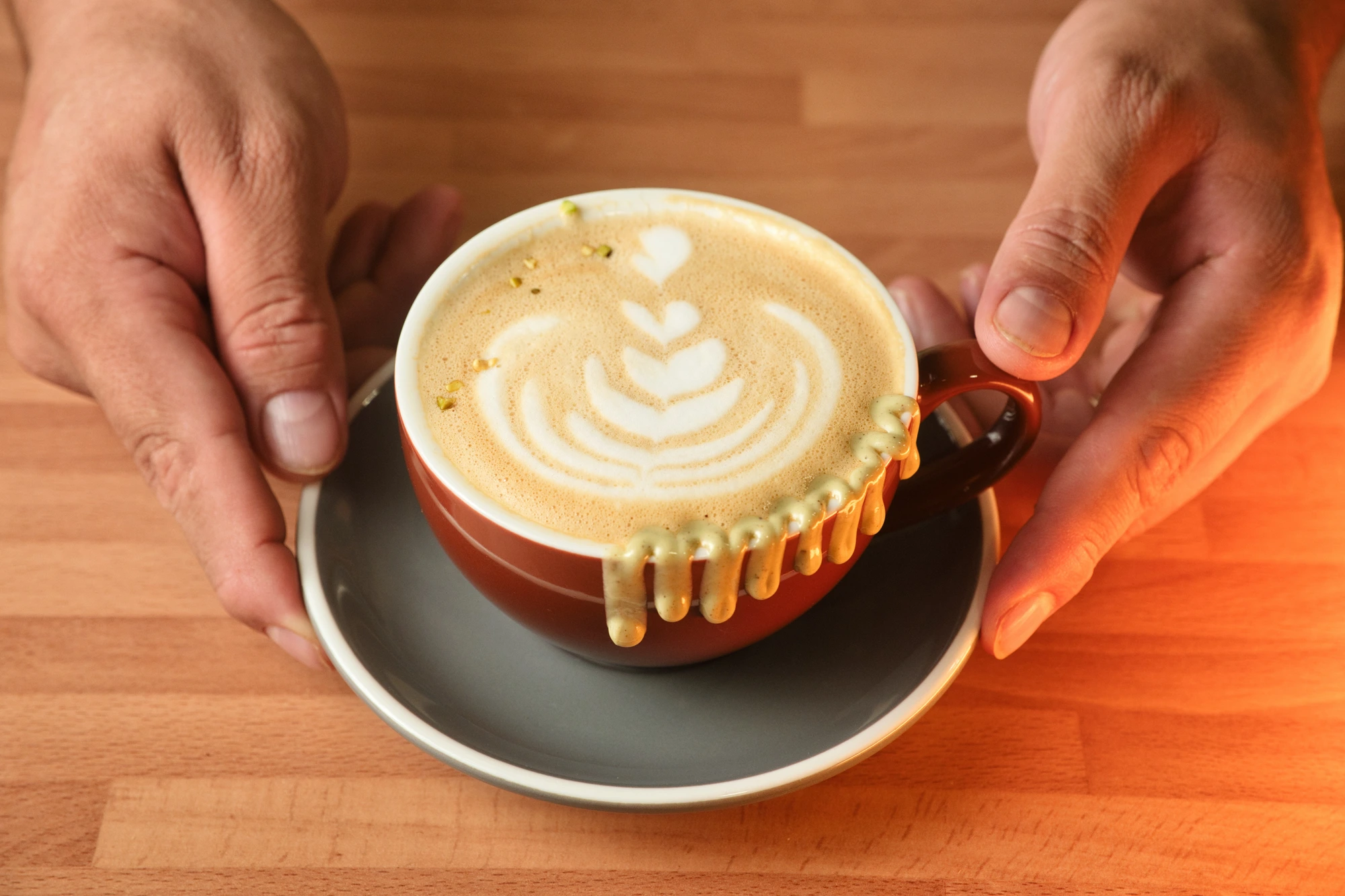 Café de especialidad Naguarà con latte art servido en Limbo Restaurante Valencia
