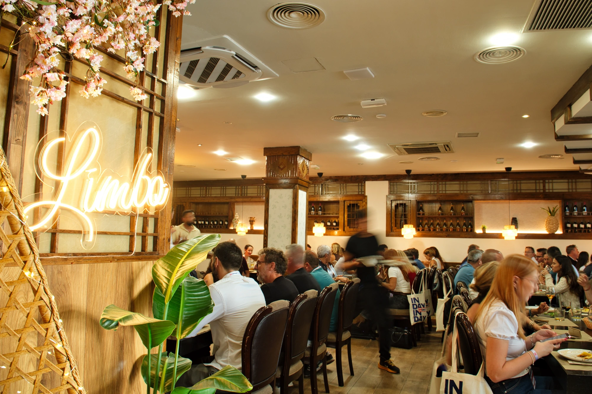 Mesa y ambiente de celebración en Limbo Restaurante Valencia, Navidad