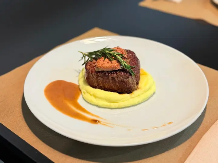 Solomillo ibérico sobre puré trufado, con romero y demi-glace